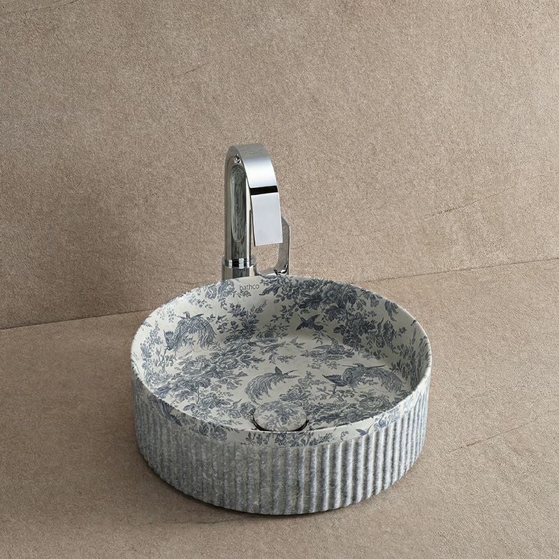 繊細なトワル・ド・ジュイ柄が印象的な、BATHCOのアート陶器洗面ボウル。直径360mmの扱いやすいサイズで、洗面空間に詩的で洗練された印象を与えます。縦リブの凹凸が光を優しく受け止め、外観に奥行きと立体感を演出。