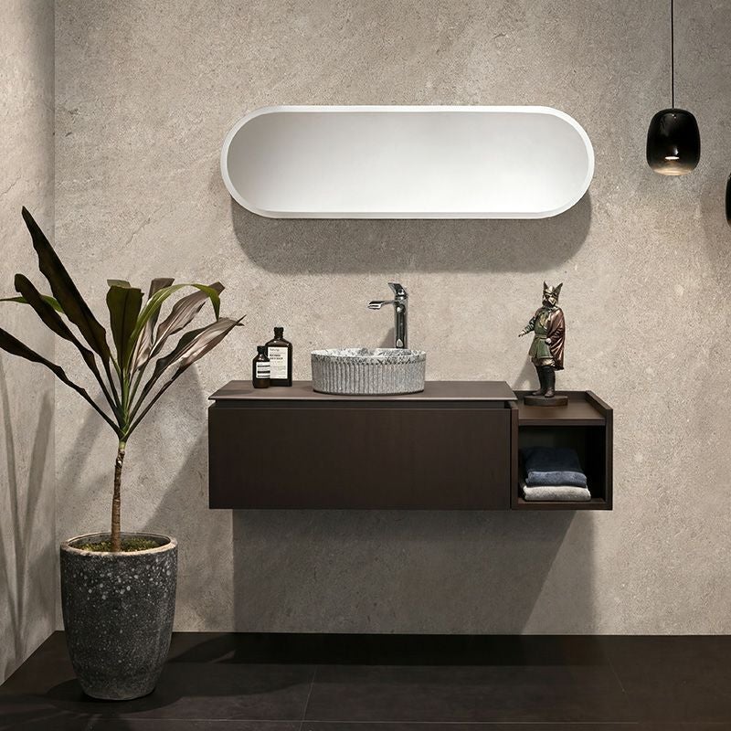 繊細なトワル・ド・ジュイ柄が印象的な、BATHCOのアート陶器洗面ボウル。直径360mmの扱いやすいサイズで、洗面空間に詩的で洗練された印象を与えます。縦リブの凹凸が光を優しく受け止め、外観に奥行きと立体感を演出。