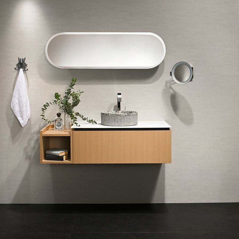 繊細なトワル・ド・ジュイ柄が印象的な、BATHCOのアート陶器洗面ボウル。直径360mmの扱いやすいサイズで、洗面空間に詩的で洗練された印象を与えます。縦リブの凹凸が光を優しく受け止め、外観に奥行きと立体感を演出。