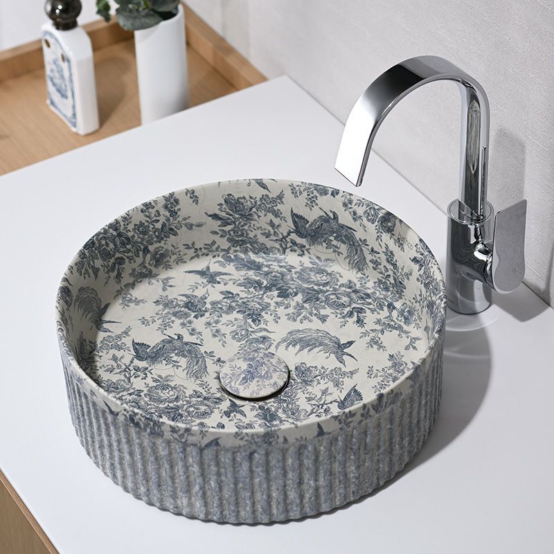 繊細なトワル・ド・ジュイ柄が印象的な、BATHCOのアート陶器洗面ボウル。直径360mmの扱いやすいサイズで、洗面空間に詩的で洗練された印象を与えます。縦リブの凹凸が光を優しく受け止め、外観に奥行きと立体感を演出。