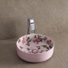 淡いピンクを基調とした花柄が華やかな印象を与える、BATHCO（スペイン）のアート陶器洗面ボウル。Φ360mmの扱いやすいサイズで、洗面空間に彩りと詩的な雰囲気をもたらします。外側の刷毛目模様が柔らかな陰影を生み、繊細で優しい表情を演出します。