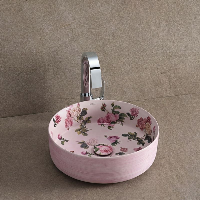 淡いピンクを基調とした花柄が華やかな印象を与える、BATHCO（スペイン）のアート陶器洗面ボウル。Φ360mmの扱いやすいサイズで、洗面空間に彩りと詩的な雰囲気をもたらします。外側の刷毛目模様が柔らかな陰影を生み、繊細で優しい表情を演出します。