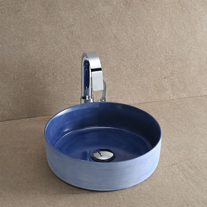 艶やかなコバルトブルーが印象的な、BATHCO（スペイン）のアート陶器洗面ボウル。直径360mmの扱いやすいサイズで、内側の深みある色彩と外側の刷毛目模様が豊かな表情を演出。ナチュラルな素材とも美しく調和し、空間に清涼感と静けさを添えます。