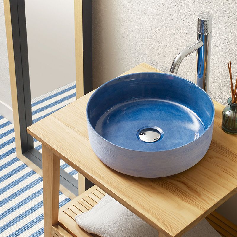 艶やかなコバルトブルーが印象的な、BATHCO（スペイン）のアート陶器洗面ボウル。直径360mmの扱いやすいサイズで、内側の深みある色彩と外側の刷毛目模様が豊かな表情を演出。ナチュラルな素材とも美しく調和し、空間に清涼感と静けさを添えます。