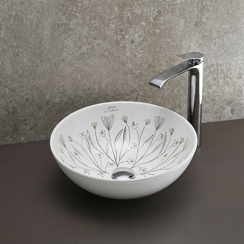 繊細なフローラルモチーフが描かれた、BATHCO（スペイン）のアート陶器洗面ボウル。Φ400×H150mmの広さで、柔らかな線と色彩が空間に優雅さと静けさをもたらします。ブラックや木材のカウンターとも美しく調和。
