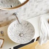 繊細なフローラルモチーフが描かれた、BATHCO（スペイン）のアート陶器洗面ボウル。Φ400×H150mmの広さで、柔らかな線と色彩が空間に優雅さと静けさをもたらします。ブラックや木材のカウンターとも美しく調和。