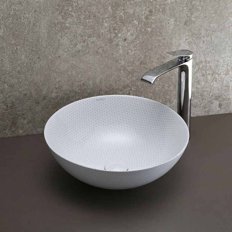 建築的な六角形模様が印象的な、BATHCO（スペイン）のアート陶器洗面ボウル。Φ400×H150mmのサイズで、モダン空間に静けさと知性を添えます。幾何学の美が引き立つ洗練されたデザインです。