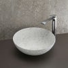 テラゾ柄がやさしく広がる、BATHCO（スペイン）のアート陶器洗面ボウル。Φ400×H150mmのゆったりとしたサイズで、淡いグレートーンと繊細な粒模様がナチュラルな洗面空間に調和と奥行きをもたらします。