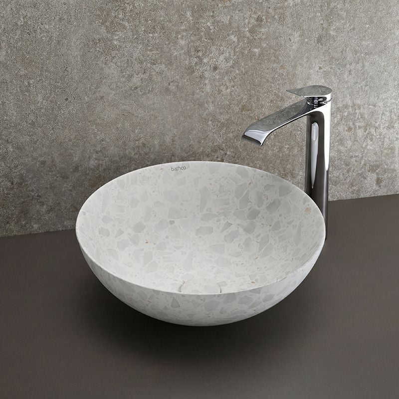 テラゾ柄がやさしく広がる、BATHCO（スペイン）のアート陶器洗面ボウル。Φ400×H150mmのゆったりとしたサイズで、淡いグレートーンと繊細な粒模様がナチュラルな洗面空間に調和と奥行きをもたらします。