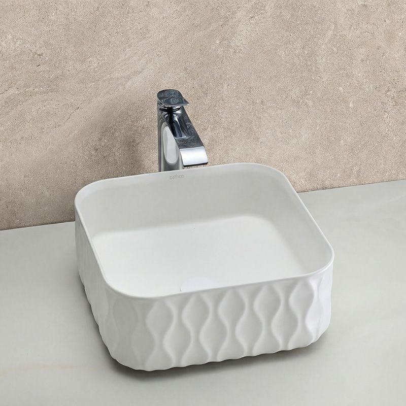 砂の波紋を想わせる柔らかなレリーフが美しい、BATHCO（スペイン）の洗面ボウル。W385×D385×H165mmの程よいサイズとマットホワイトの質感が、モダンで落ち着いた空間に上品なアクセントを添えます。