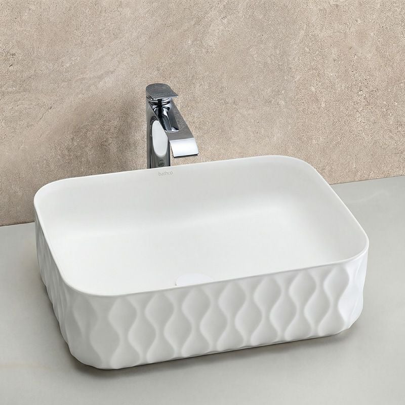 柔らかな砂紋を纏った彫刻のような洗面ボウル。BATHCO（スペイン）の「Sand Waves」シリーズより、W500×D385×H165mmのワイドなフォルムが洗面空間にゆとりと存在感を与えます。落ち着いたマットホワイトが、モダンで洗練された印象に。