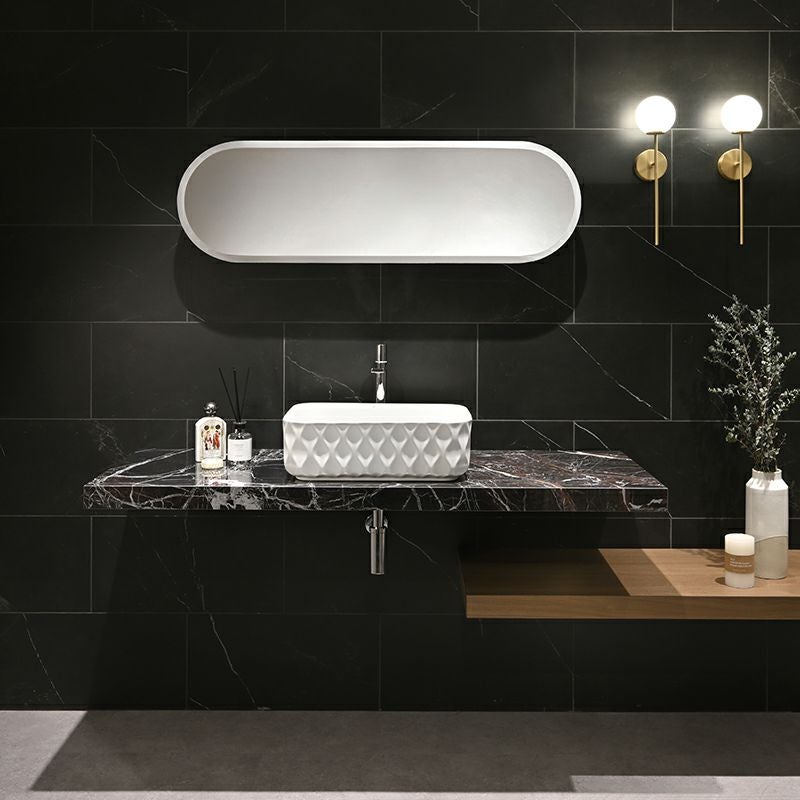 柔らかな砂紋を纏った彫刻のような洗面ボウル。BATHCO（スペイン）の「Sand Waves」シリーズより、W500×D385×H165mmのワイドなフォルムが洗面空間にゆとりと存在感を与えます。落ち着いたマットホワイトが、モダンで洗練された印象に。