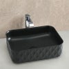 有機的な造形とマットブラックの質感が際立つ、BATHCO（スペイン）製洗面ボウル。SAND WAVESシリーズの中でも、W500×D385×H165mmの広々としたサイズ感が特長。静けさの中に洗練を湛える、現代的で彫刻的な一品です。