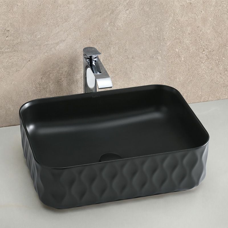 有機的な造形とマットブラックの質感が際立つ、BATHCO（スペイン）製洗面ボウル。SAND WAVESシリーズの中でも、W500×D385×H165mmの広々としたサイズ感が特長。静けさの中に洗練を湛える、現代的で彫刻的な一品です。