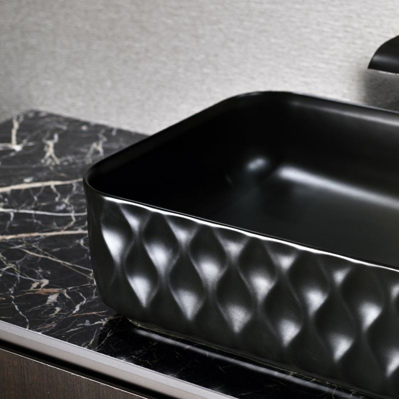 有機的な造形とマットブラックの質感が際立つ、BATHCO（スペイン）製洗面ボウル。SAND WAVESシリーズの中でも、W500×D385×H165mmの広々としたサイズ感が特長。静けさの中に洗練を湛える、現代的で彫刻的な一品です。