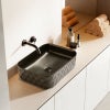 有機的な造形とマットブラックの質感が際立つ、BATHCO（スペイン）製洗面ボウル。SAND WAVESシリーズの中でも、W500×D385×H165mmの広々としたサイズ感が特長。静けさの中に洗練を湛える、現代的で彫刻的な一品です。