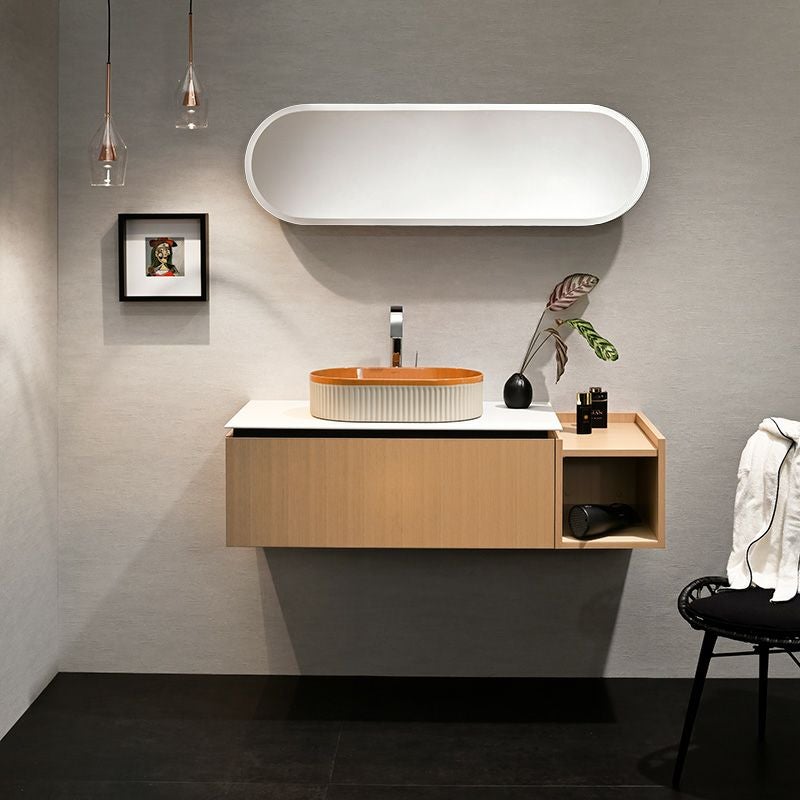 スペインBATHCOの陶器洗面ボウル「WADI Orange」。鮮やかなオレンジの内側とベージュグレーの外側のコントラストが印象的で、空間にぬくもりと彩りを添えるデザイン。オーバル型と釉薬の艶感が美しく調和し、住宅から商業空間まで幅広く活躍します。