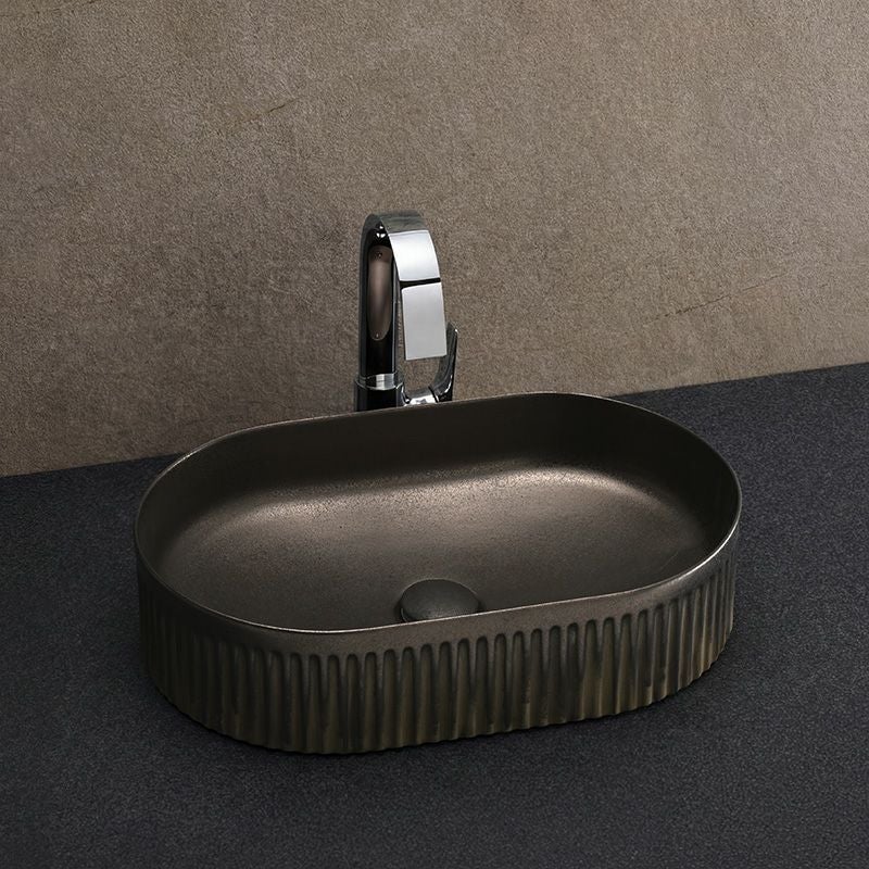 スペインBATHCOの「WADI Black Aged」は、波打つようなレリーフと艶のあるブラックが調和した陶器洗面ボウル。光の陰影が美しく際立ち、空間に上質で静かな存在感をもたらします。住宅・商業空間問わず活躍するエレガントなデザインです。